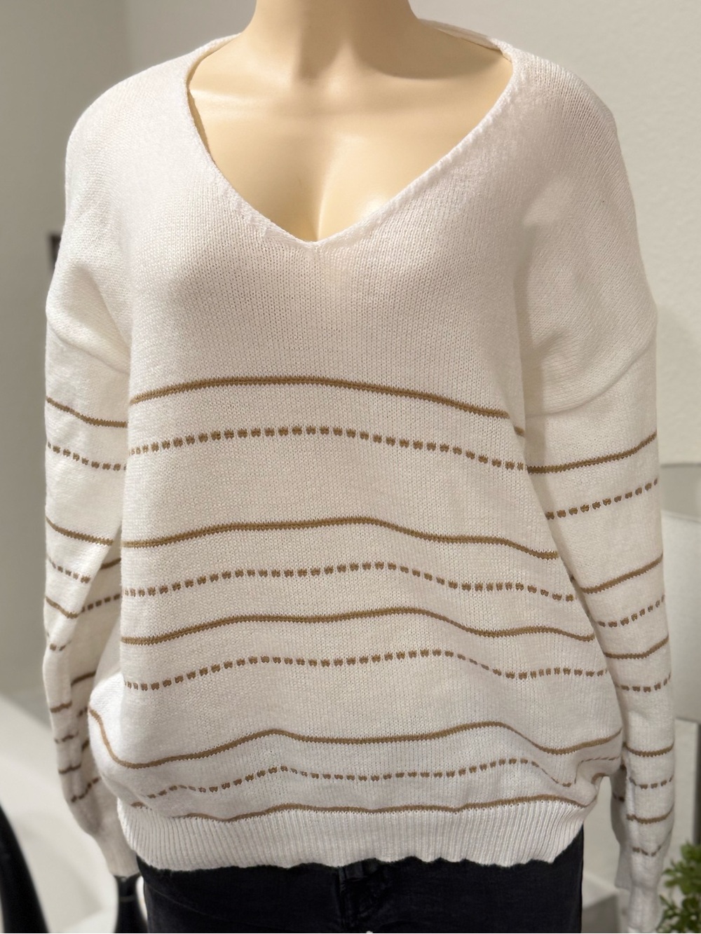 SHEIN Cream + Tan Striped V-Neck Sweater – XL 🤍
